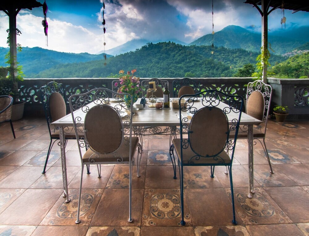 Массури: Rustic Art Deco Boutique Villa With Stunning Views by Wanderlust