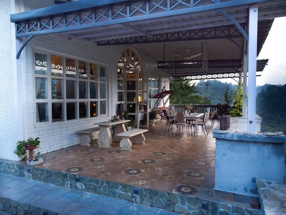 Массури: Rustic Art Deco Boutique Villa With Stunning Views by Wanderlust