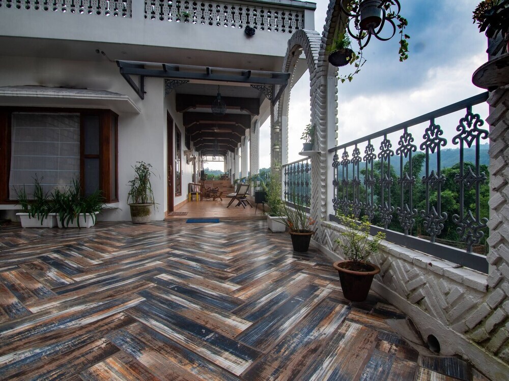 Массури: Rustic Art Deco Boutique Villa With Stunning Views by Wanderlust