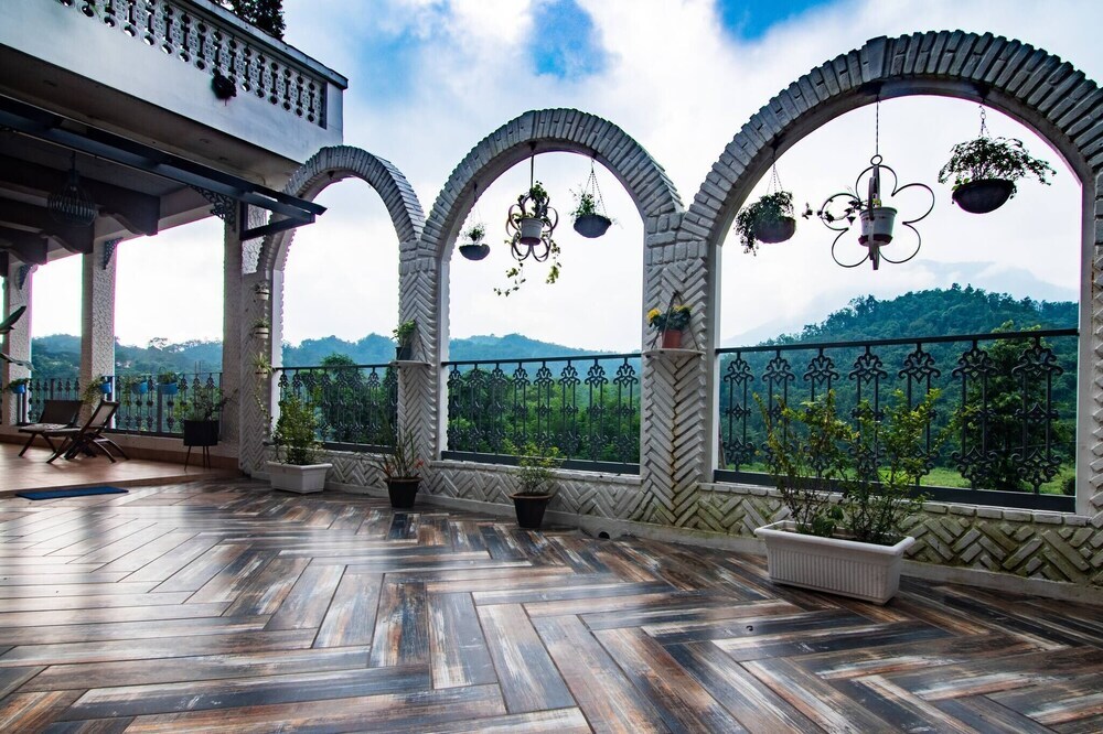 Массури: Rustic Art Deco Boutique Villa With Stunning Views by Wanderlust