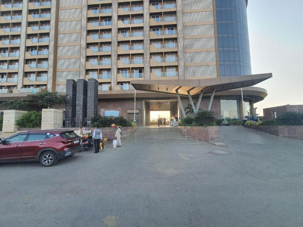 Сурат: The Weekend Address