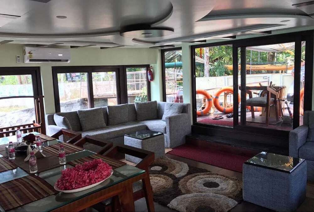 Аллеппи: Indiavacationz Houseboat