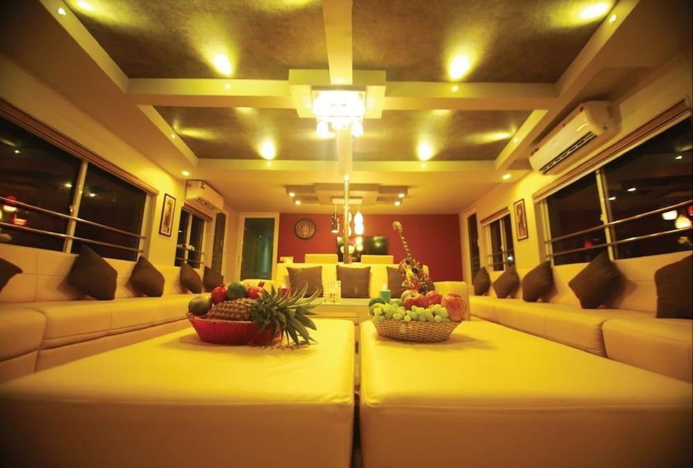 Аллеппи: Indiavacationz Houseboat