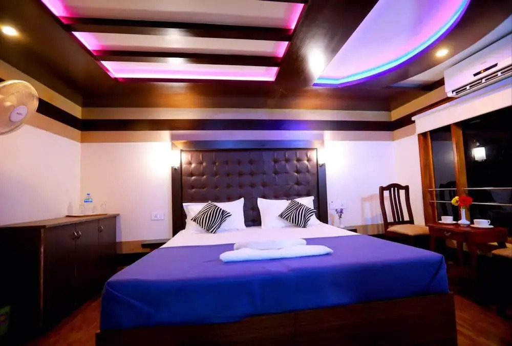 Аллеппи: Indiavacationz Houseboat