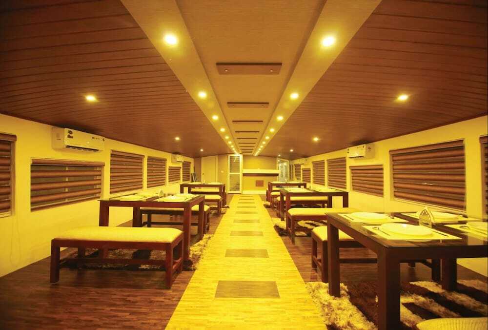 Аллеппи: Indiavacationz Houseboat