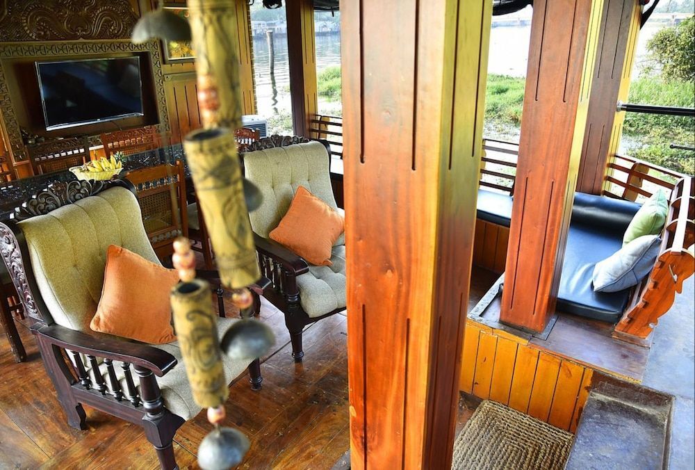 Аллеппи: Indiavacationz Houseboat