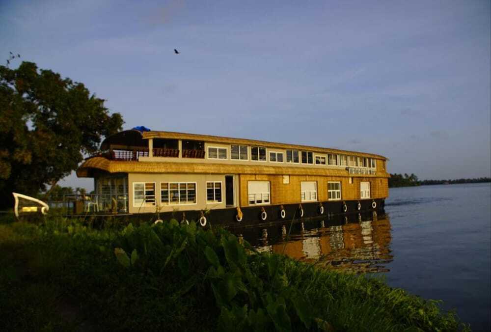 Аллеппи: Indiavacationz Houseboat