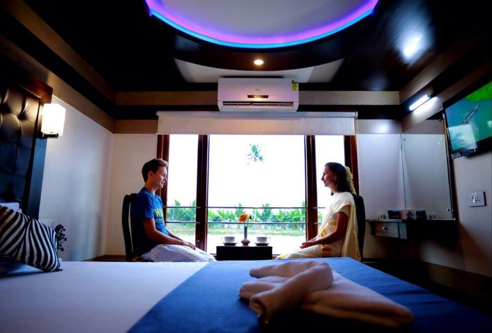 Аллеппи: Indiavacationz Houseboat