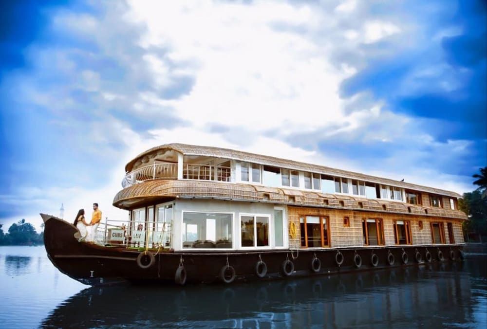 Аллеппи: Indiavacationz Houseboat