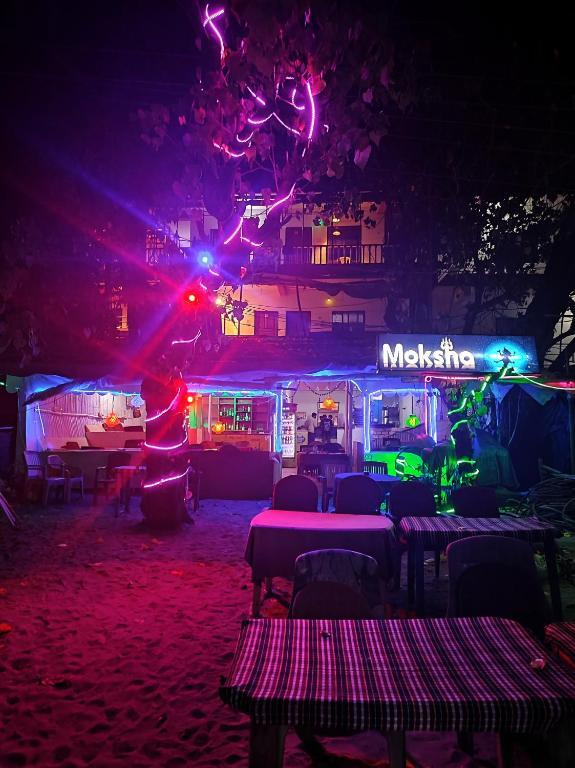 Арамбол: Moksha cafe rooms arambol beach