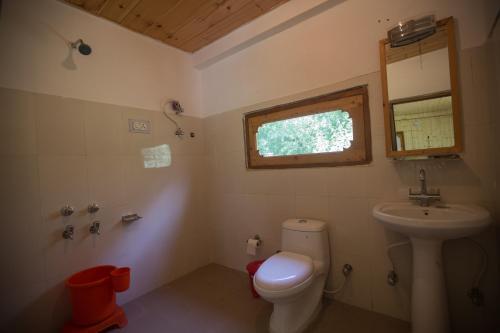 Банджар: Sharda Resort-Tirthan Valley