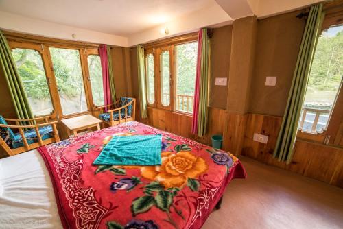 Банджар: Sharda Resort-Tirthan Valley