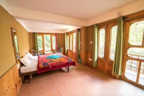 Банджар: Sharda Resort-Tirthan Valley