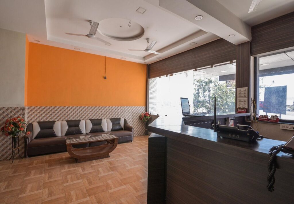 Лонавала: Hotel Om Palace by OYO Rooms