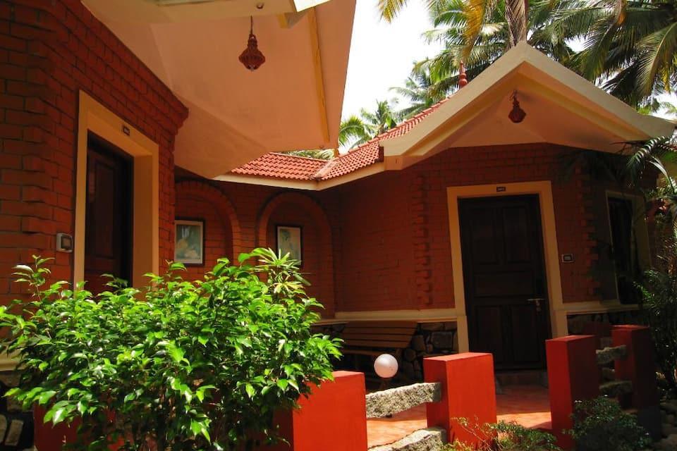 Варкала: Krishnatheeram Ayur Holy Beach Resorts