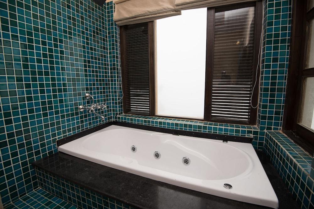 Пеллинг: Hotel hill retreat