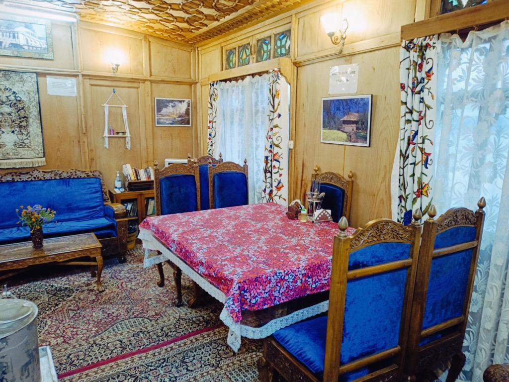 Шринагар: Houseboat New Jeddah