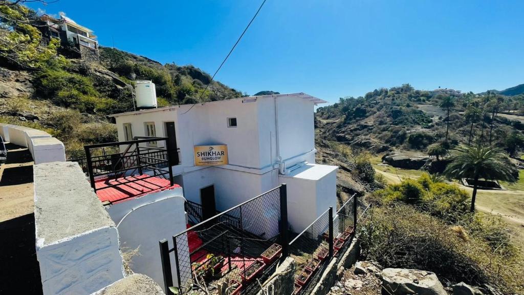 Гора Абу: SHIKHAR BUNGLOW - A Stunning Valley View Bungalow in Mount Abu