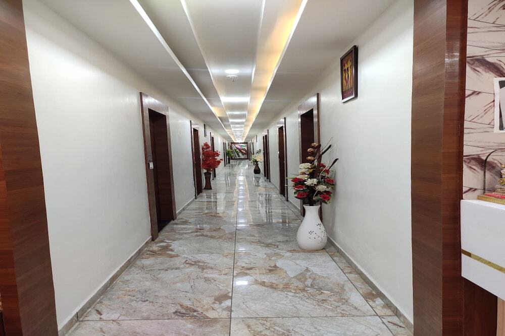 Вадодара: Hotel R R One