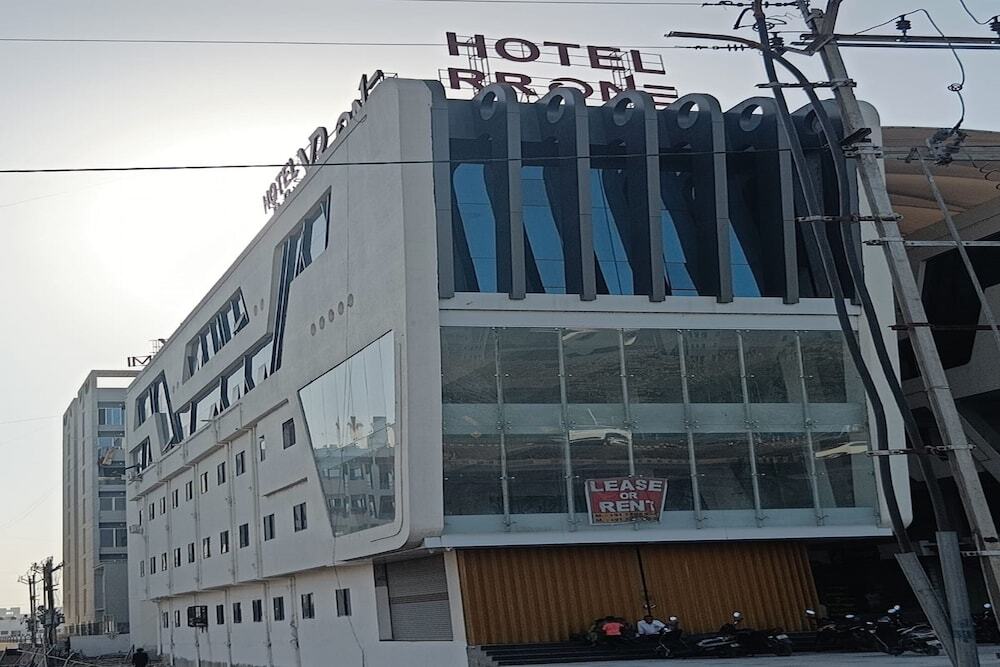 Вадодара: Hotel R R One