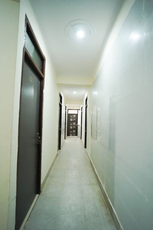 Нойда: Roomshala 034 Grihum Noida Sector 63