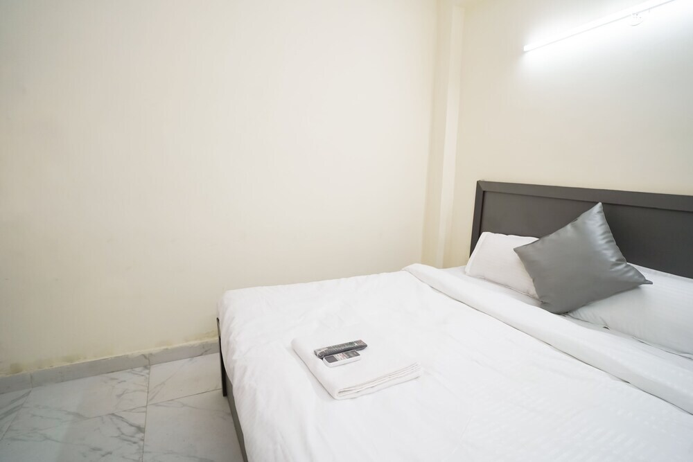 Нойда: Roomshala 034 Grihum Noida Sector 63