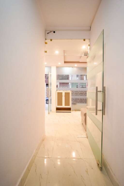 Нойда: Roomshala 034 Grihum Noida Sector 63