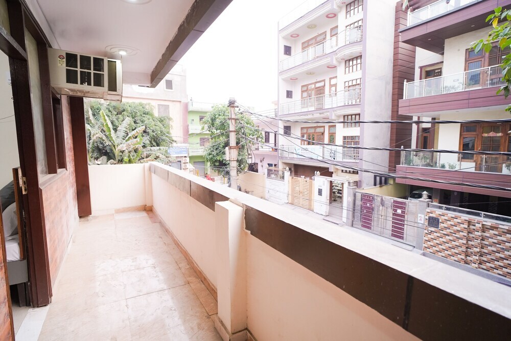 Нойда: Roomshala 034 Grihum Noida Sector 63