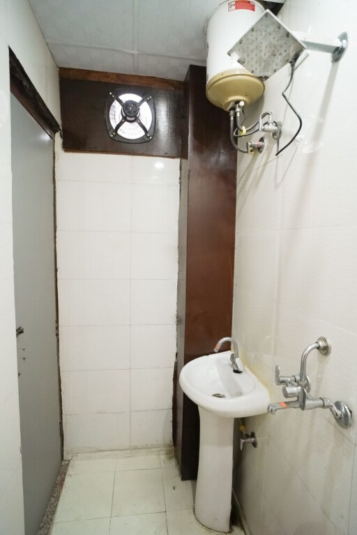 Нойда: Roomshala 034 Grihum Noida Sector 63