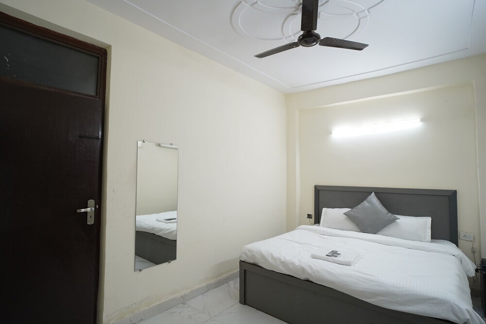 Нойда: Roomshala 034 Grihum Noida Sector 63