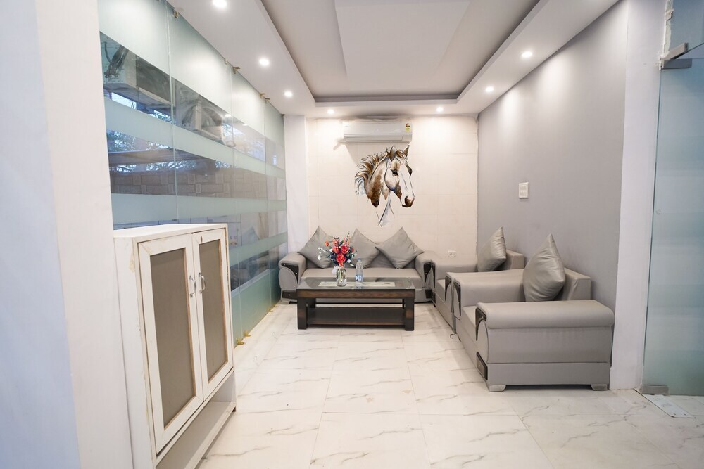 Нойда: Roomshala 034 Grihum Noida Sector 63