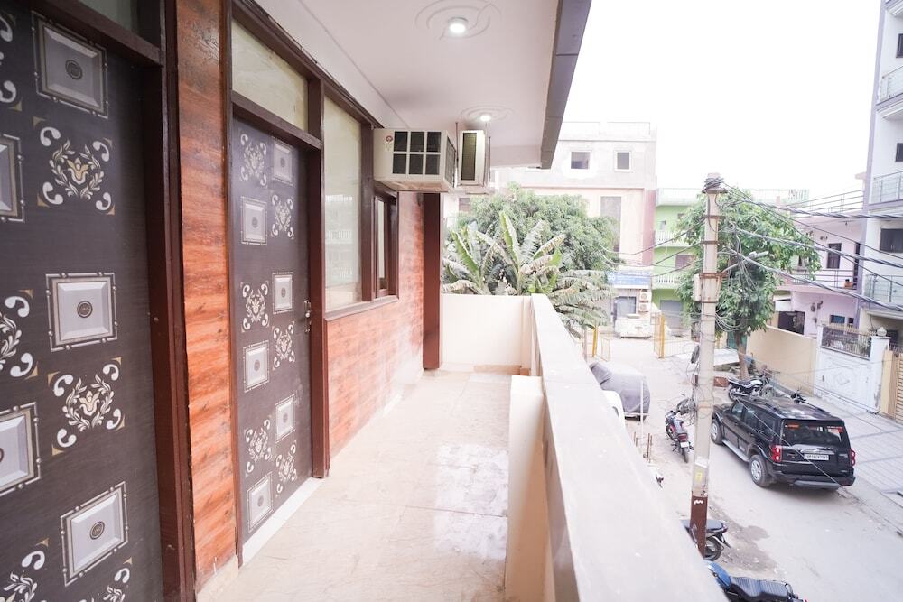 Нойда: Roomshala 034 Grihum Noida Sector 63