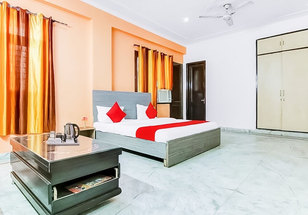 Нойда: Roomshala 036 Hotel Orlov
