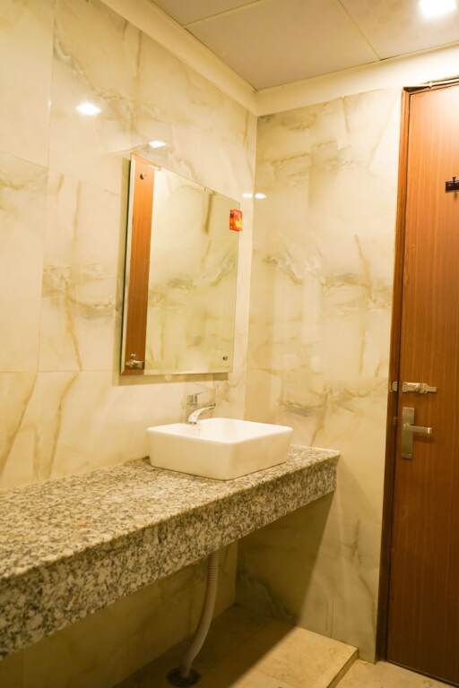 Нойда: Roomshala 024 Luxury Stays Sector 12