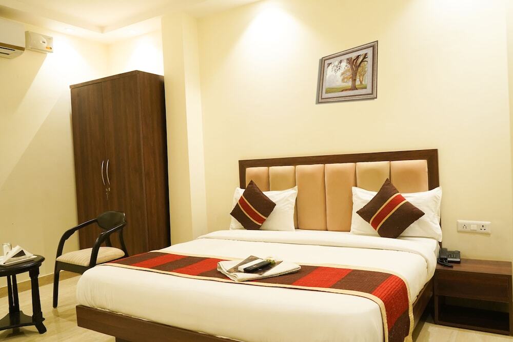 Нойда: Roomshala 024 Luxury Stays Sector 12