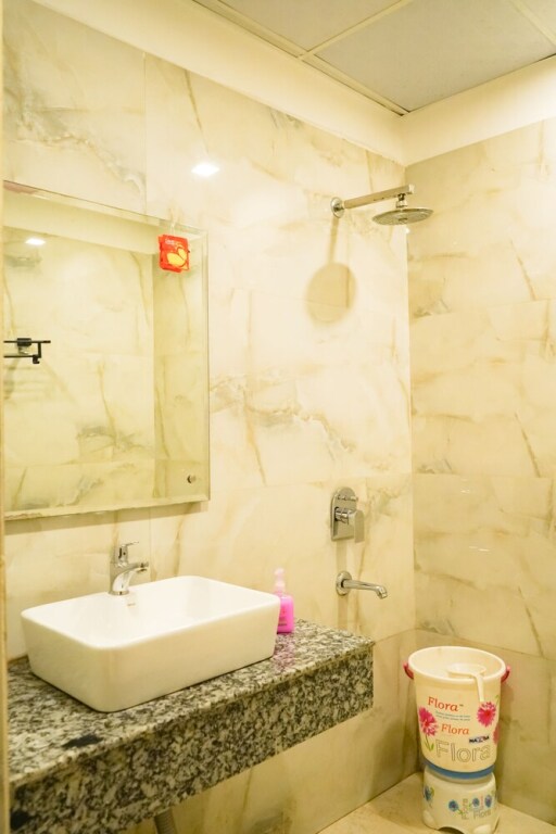 Нойда: Roomshala 024 Luxury Stays Sector 12