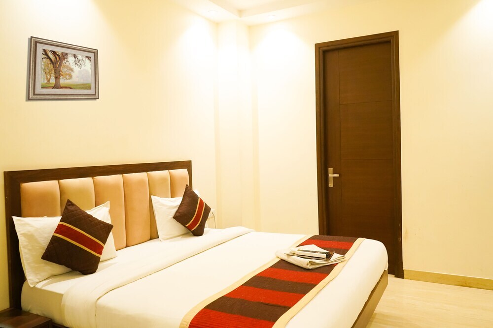 Нойда: Roomshala 024 Luxury Stays Sector 12