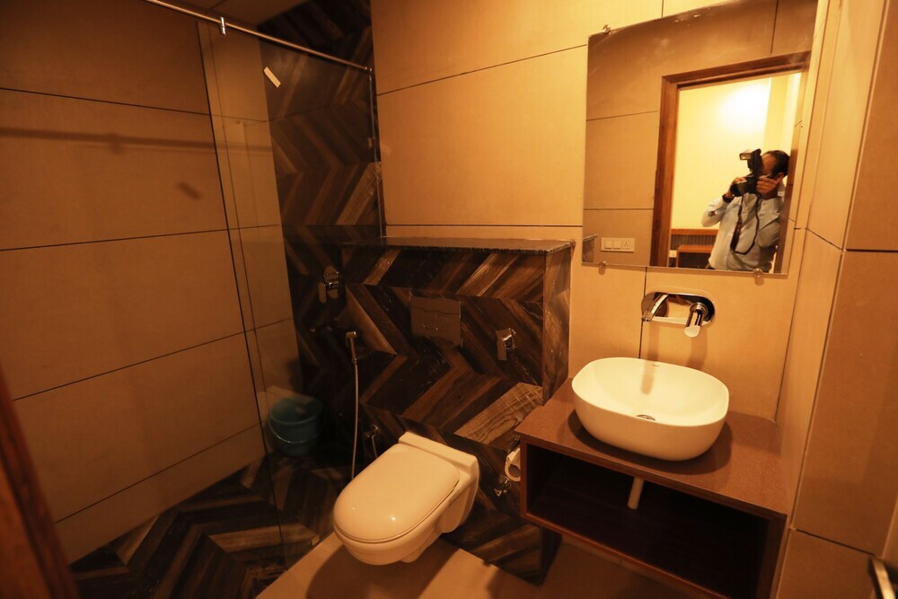 Нойда: Hardik Palace By F9 Hotels