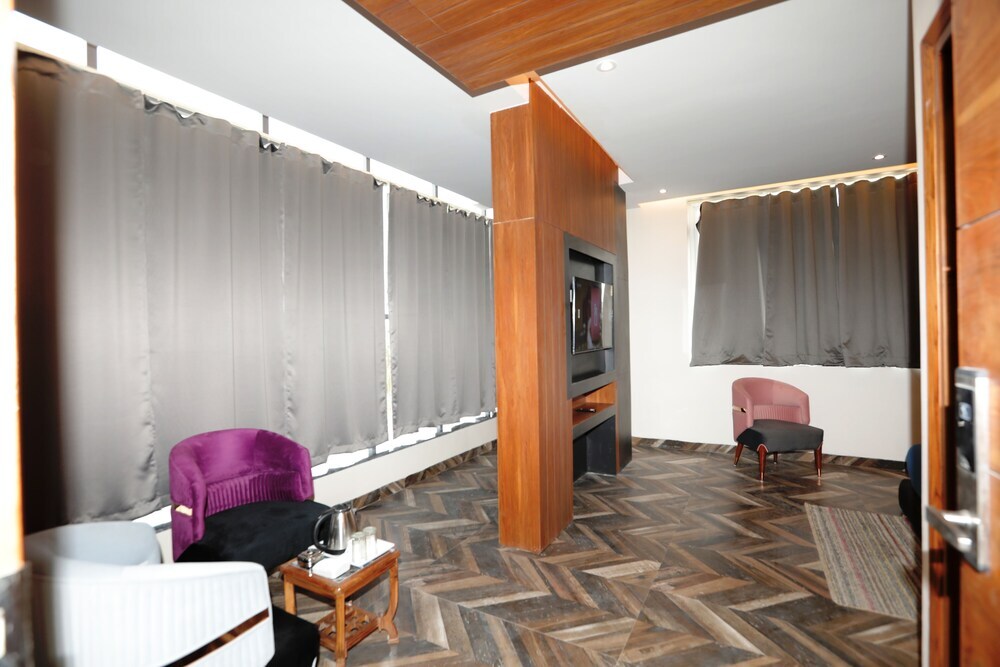 Нойда: Hardik Palace By F9 Hotels