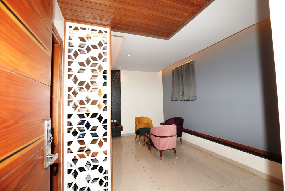 Нойда: Hardik Palace By F9 Hotels