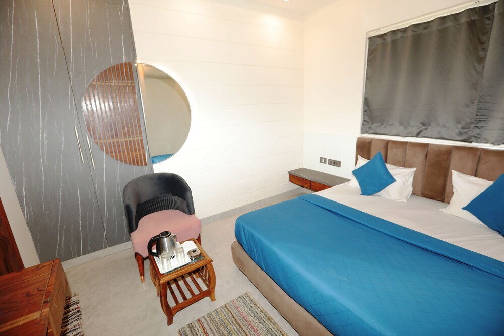 Нойда: Hardik Palace By F9 Hotels