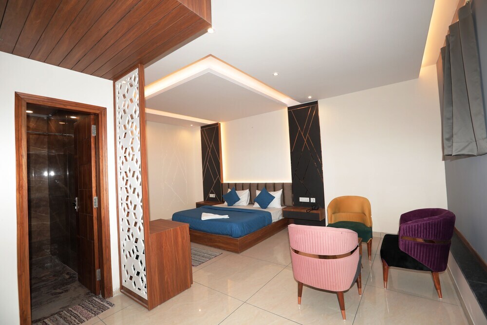 Нойда: Hardik Palace By F9 Hotels