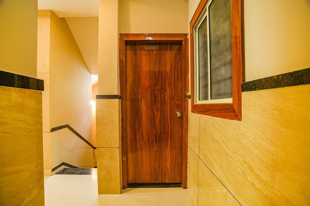 Индаур: Fabhotel Royal Palace
