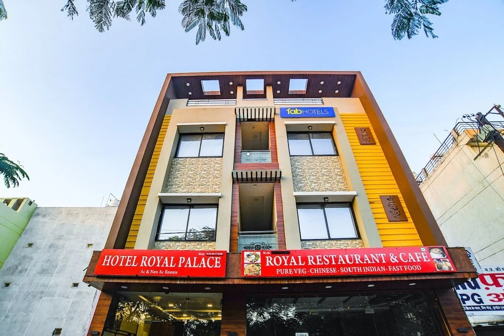 Индаур: Fabhotel Royal Palace