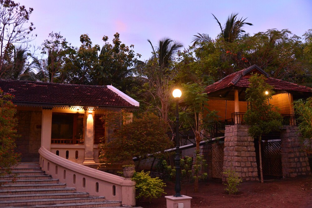 Валпарай: Akshaya Bungalow by Sparsa