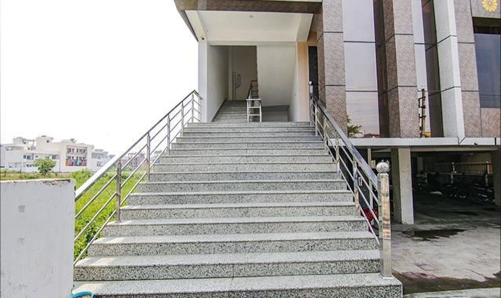 Дехрадун: Fabhotel Shri Krishna Residency