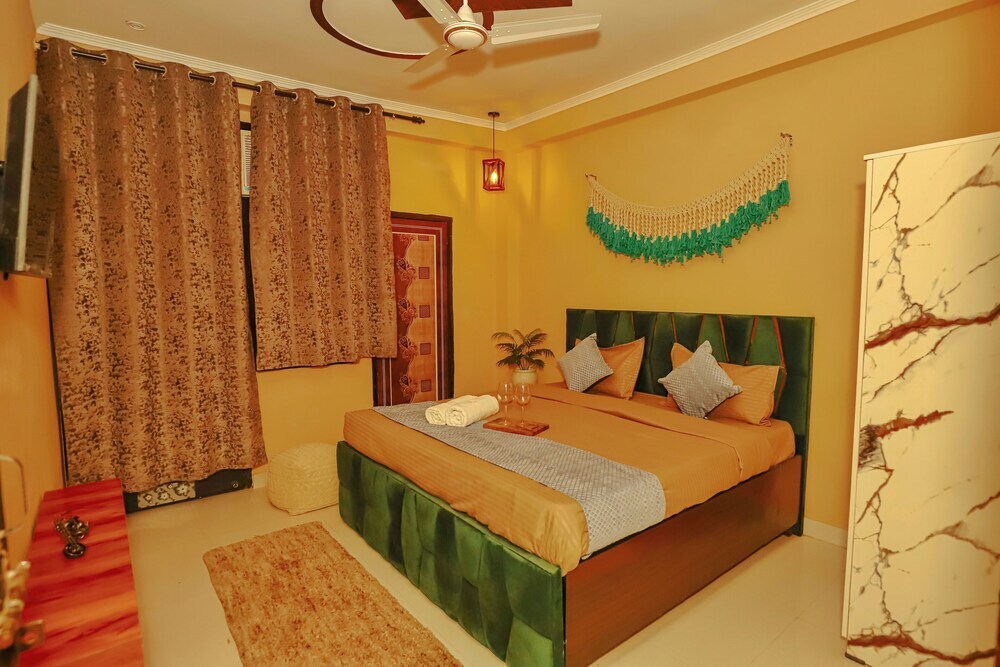 Нойда: Roomshala 084 Hotel Divine inn