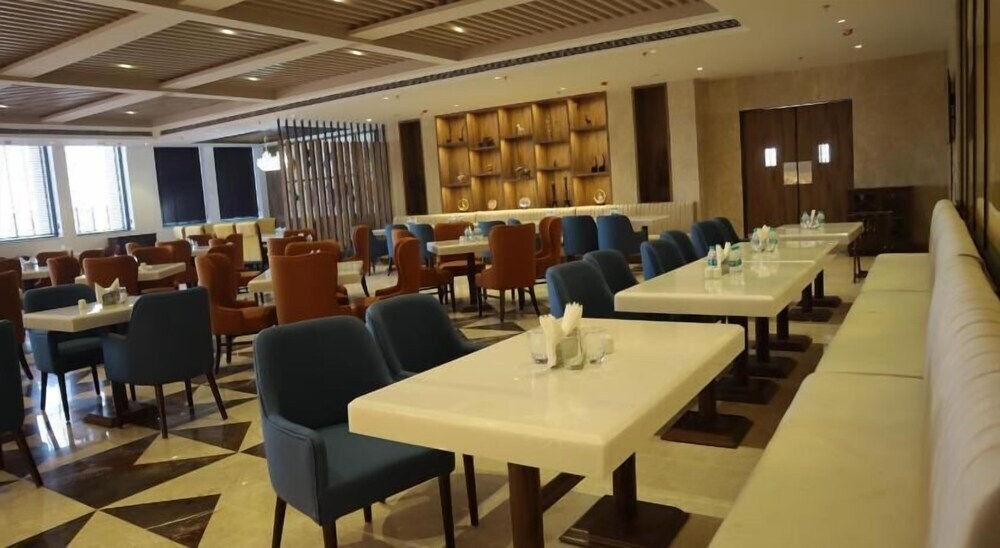 Мератх: Mars Resorts