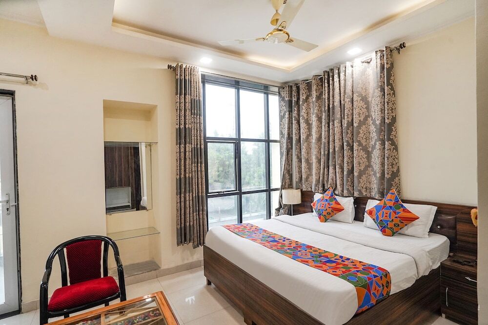 Большая Нойда: Fabhotel 17 Suites