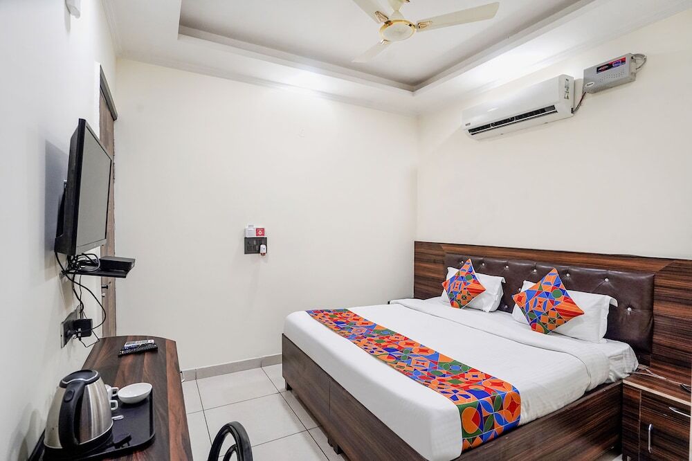 Большая Нойда: Fabhotel 17 Suites